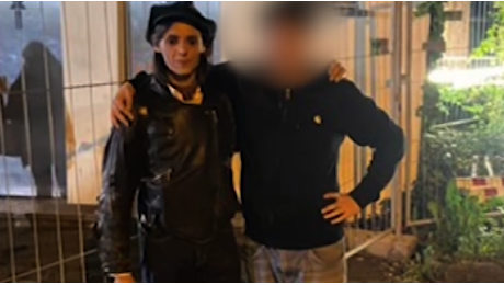 Lucio Corsi e le prove all'Eurovision, un giovane fan lo aspetta per sei ore all'uscita: il video dell'incontro