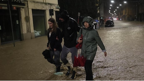 Il Ravone che esonda spaventa Bologna: strade che diventano fiumi