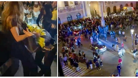 Bulle aggrediscono una ragazzina nella piazza della movida: picchiati anche i vigili urbani, scoppia il caos