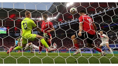 Europei 2024: la Turchia batte l'Austria (2-1) grazie a una miracolosa parata nel recupero e per la prima volta passa ai quarti