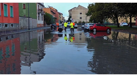 Milano, esonda il fiume Lambro: il Parco e alcune vie allagate. Ci sono evacuazioni – Video