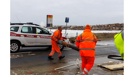 Allerta meteo arancione prorogata in Toscana, vento fino a 120 all’ora e mareggiate