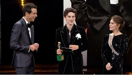David di Donatello, ma avete visto la figura di mer*a con Timothée Chalamet (e Kylie Jenner)? Dalle domande di Elena Sofia Ricci e Mika ai problemi con il traduttore: ma perché dobbiamo sempre essere così provinciali?