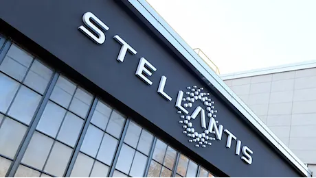 Stellantis in difficoltà: stop alla produzione in Italia e calo delle consegne del 20%. Moody’s abbassa l’outlook