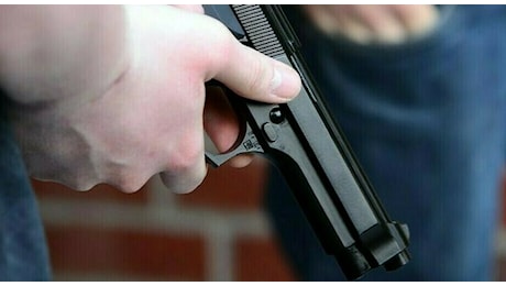 Spara alla figlia di 7 anni mentre maneggia la pistola in cucina, denunciato papà 46enne a Napoli