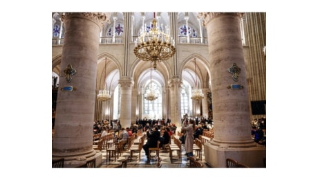 Notre - Dame a Parigi ospita le prime messe di Natale dopo il rogo