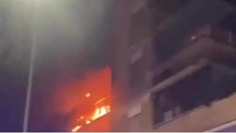 Roma, prendono fuoco le lucine sul balcone: famiglie evacuate la notte della Vigilia di Natale