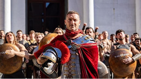 Francesco Totti vestito da centurione al Lucca Comics: l'ex bomber a sorpresa in piazza San Michele