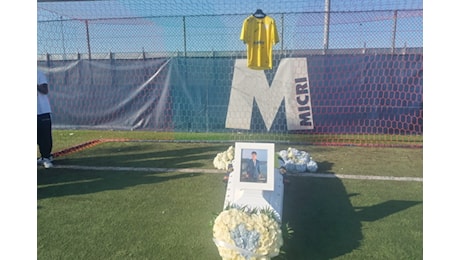 Omaggio a Santo nel 'suo' campo di calcio prima dei funerali