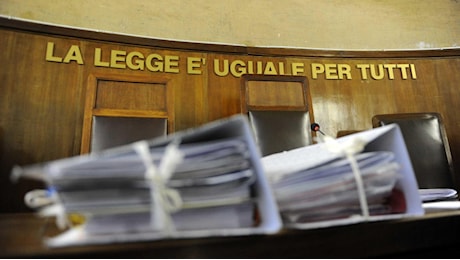 Salerno, si uccide nel bagno del tribunale: era in attesa della convalida dell’arresto