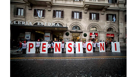 Ok alla pensione a 67 anni nel 2025 con 15 anni di contributi, la soluzione c’è