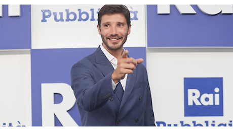 Stefano De Martino, dal bar di papà e nonno alla diretta della Lotteria Italia con Affari Tuoi: la scalata in tv del conduttore sex symbol