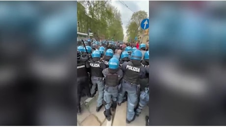 Milano, gli scontri al corteo pro Pal: cariche degli agenti in assetto antisommossa