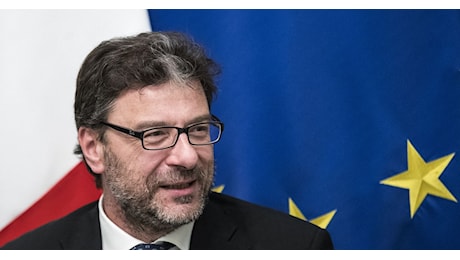 Giorgetti: in manovra sacrifici per tutti, Piazza Affari chiude a -1,5%, poi riapre con il +0,6 dopo il chiarimento: no nuove tasse