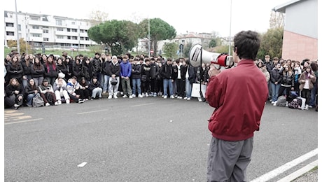 Alta tensione al liceo Serpieri di Rimini, arrivano i carabinieri dopo lo sciopero degli studenti