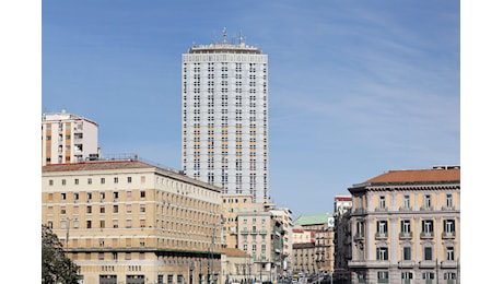 Precipita dal 30° piano dell’Hotel Ambassador di Napoli, muore una donna a Napoli