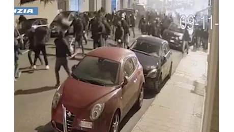 Il video degli scontri violenti tra ultras di Juve e Torino: erano armati fino ai denti