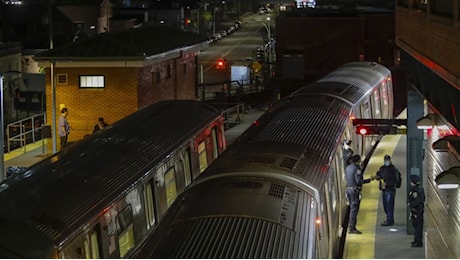 New York: dà alle fiamme una donna che dormiva nella metro, arrestato