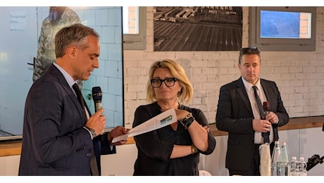 Inviata Rai Stefania Battistini ritira premio su libertà di stampa a Fossoli dopo reportage nel Kursk, Zakharova: “Offesa alle vittime del fascismo”