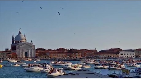 Venezia, 100 mila persone in laguna per la festa del Redentore