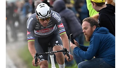 Ciclismo, Van der Poel vince la Parigi-Roubaix