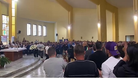 Casoria, i funerali di Santo Romano: l'applauso all'ingresso in chiesa della bara bianca