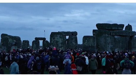 Solstizio d’inverno, centinaia di persone a Stonehenge per la cerimonia tradizionale: le immagini