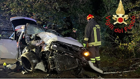 Carugo, l’auto con cinque ragazzi a bordo si schianta sulla Provinciale: morto un 15enne, gravissimi due suoi amici