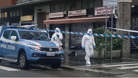 Milano,tenta la rapina in un bar, il proprietario lo uccide con le forbici. La scientifica sul luogo del delitto