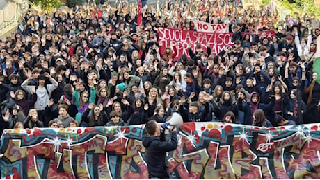 Corteo studenti a Roma: “Siamo tutte antifasciste. No Ddl Sicurezza”. Tensione con i collettivi